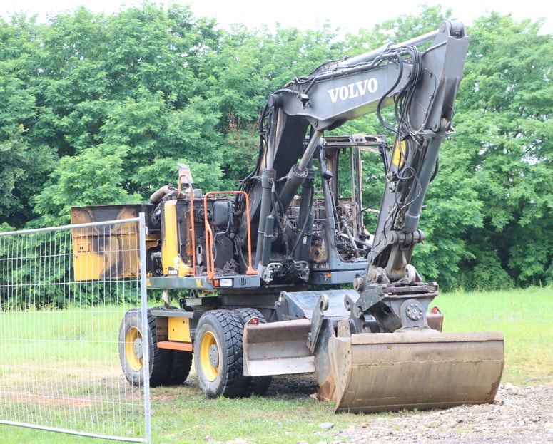 Bager je praktično povsem pogorel