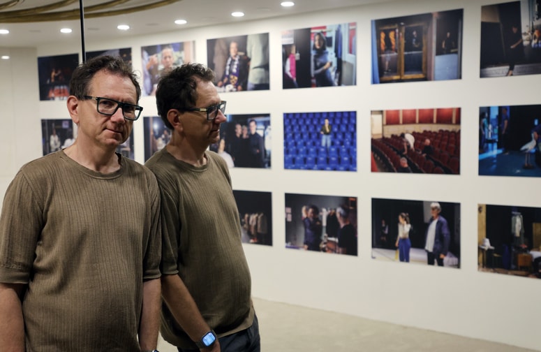 Boštjan Lah: "Zaodrje za fotografa pomeni nevpletanje v predmet fotografiranja. V situacijo, ki jo fotografiraš, poskušaš čim manj posegati, da ostane taka, kakršna je, a seveda gre skozi tebe. Ti izbereš, kam se postaviš, na fotografijo vpliva tvoje ozadje, kakšen človek si. To dvoje ni objektivno, sicer pa poskušaš biti pri fotografiranju čim bolj objektiven."