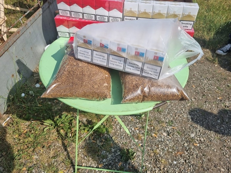 Ponarejene cigarete, drobno rezan tobak ... na priljubljenem kramarskem sejmu. 