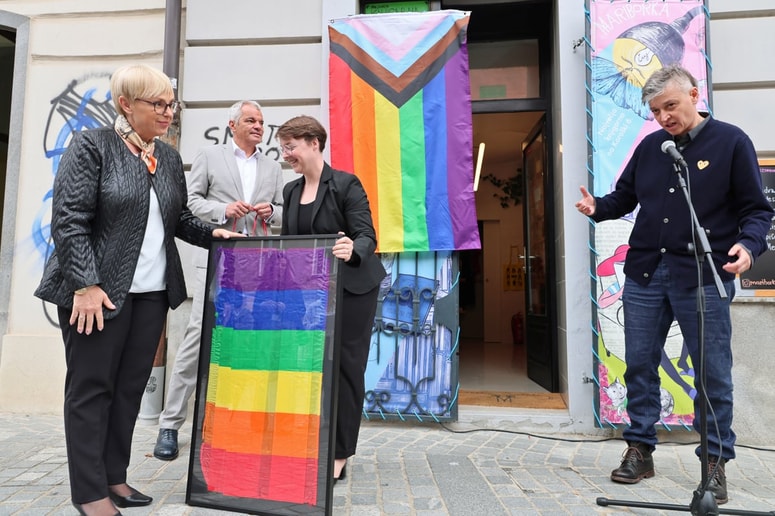 Nataša Pirc Musar je junija lani pomagala dvigniti mavrično zastavo pred knjigarno Mariborka. Ob njej saša Arsenovič, Zala Zagoršek Golob in Anja Zag Golob. 