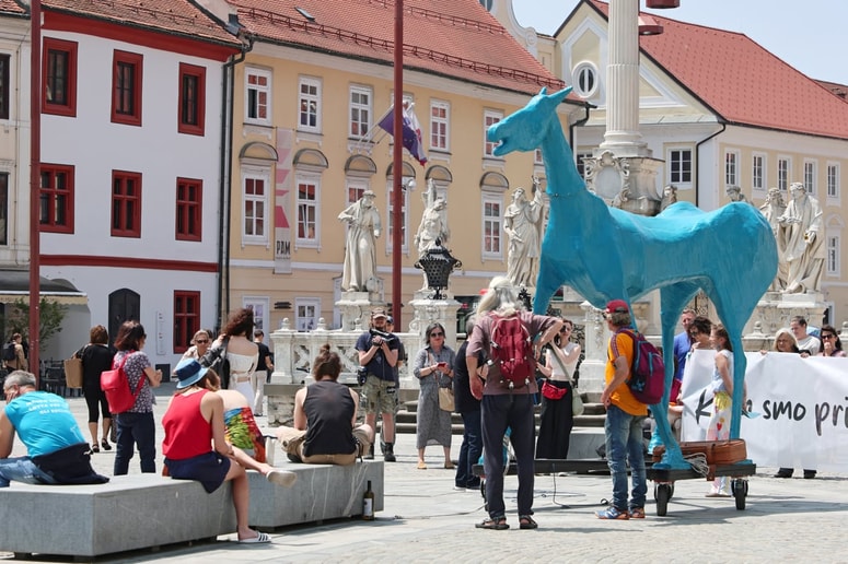 Karavana s skulpturo modrega konja Marka (Marco Cavallo) iz Italije se je ustavila tudi na Glavnem trgu. 