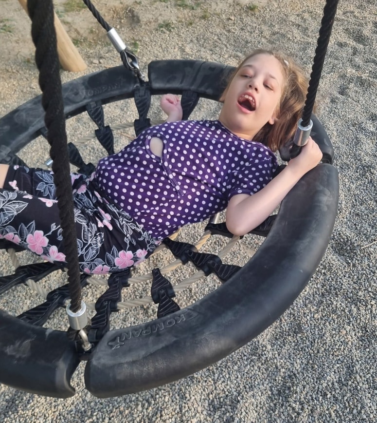 Lana ima redko gensko bolezen, zaradi katere ne hodi, ne govori in ne vidi. Za krepitev mišic potrebuje redne terapije, ki pa si jih lahko privošči le s pomočjo dobrih ljudi. 