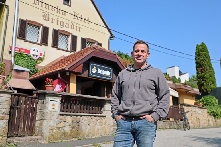 Gregor Medvar je prevzel krmilo Brigadirja – znane vinske kleti in ga oblikuje v Brigadir Coffee & Club, kjer je vsak dan lahko druga zgodba. 