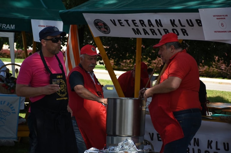 Glavna fotografija članka:V Račah bo zadišalo: Lisjakov kotel z okusno hrano, zabavo za vso družino in licitacija dresa nogometaša Martina Mileca