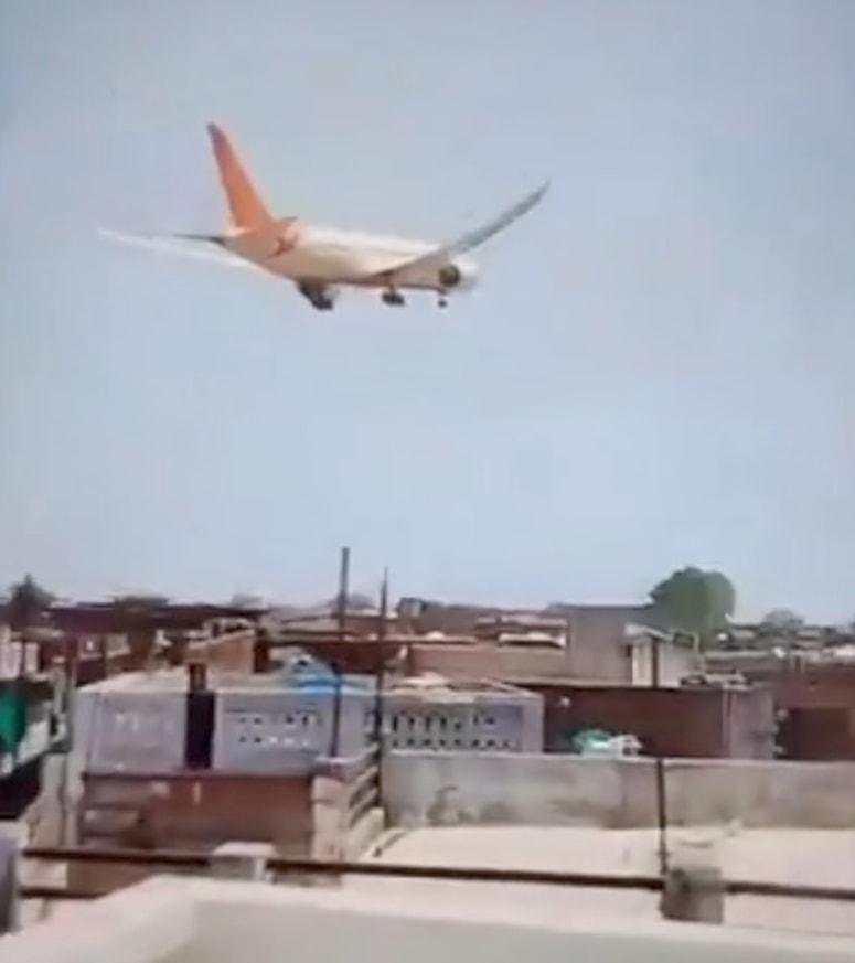 Glavna fotografija članka:(FOTO in VIDEO) V strmoglavljenju letala naj bi umrlo med 260 in 290 ljudi, en potnik je nesrečo preživel