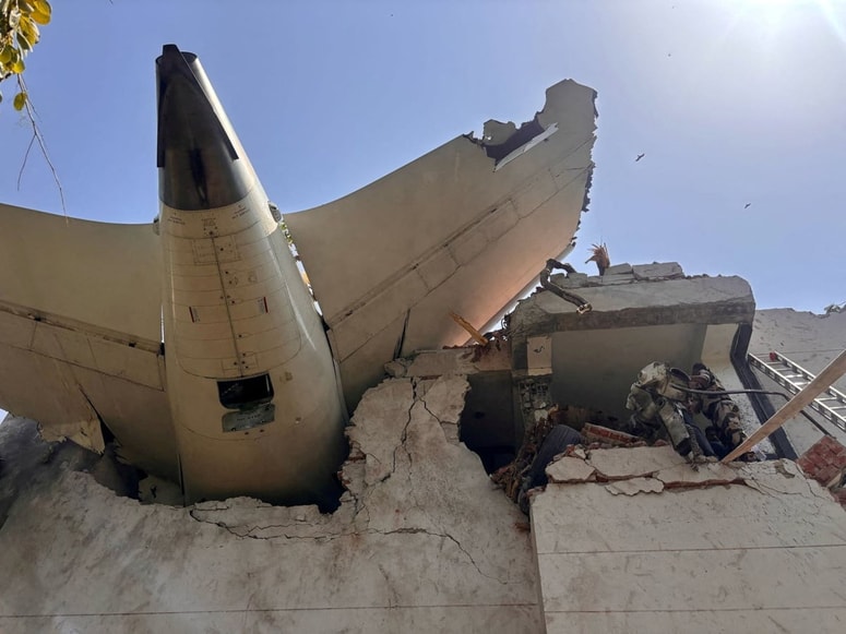 Letalo boeing 787 dreamliner je strmoglavilo na zgradbo.