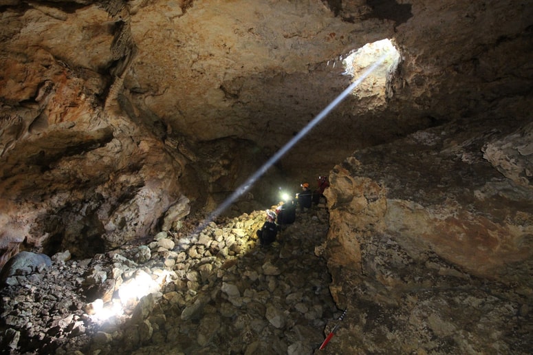 Raziskovalci v jami na polotoku Pelješac