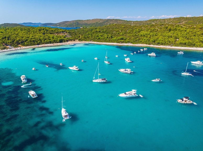 Na Dugem otoku vas čaka modra pravljica. In mir.