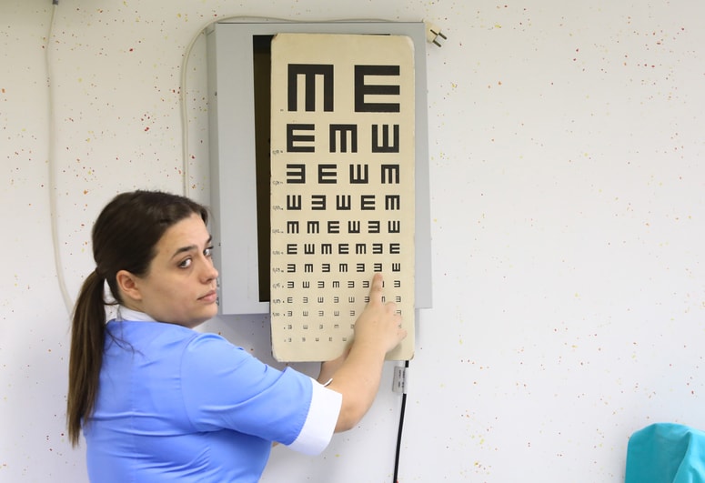 Na prve okulistične preglede zaradi očal prebivalci ob napotnici z oznako redno v povprečju čakajo po pol leta. 