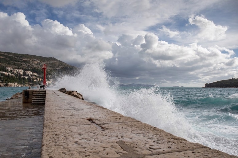 Medtem ko se je deček boril z valovi, je policija Zahodne Avstralije okoli 18. ure prejela prijavo, da je družino odneslo na odprto morje.