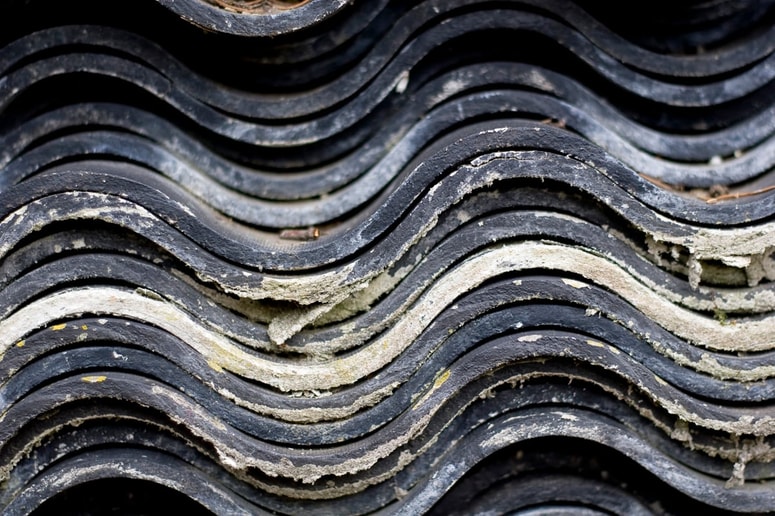 Osumljenemu policija očita, da je v letu 2025 protizakonito pripeljal in odložil približno 10 ton teh nevarnih plošč. Fotografija je simbolična. 