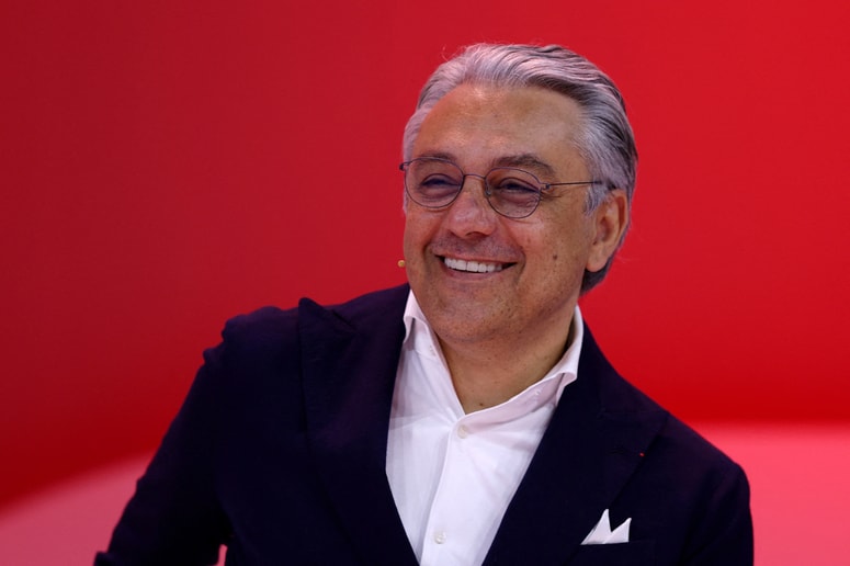 De Meo je bil po mnenju analitikov ključen pri stabilizaciji Renaulta, ki je bil ob njegovem prihodu leta 2020 v precejšnjih težavah.