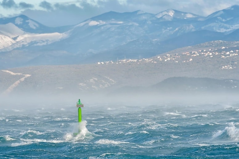 Glavna fotografija članka:Nista upoštevala vremenskih razmer: V Velebitskem kanalu reševali mladoletna Čeha