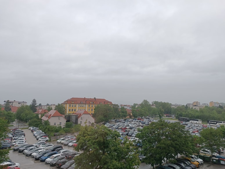 Parkirišče v Vrunčevi ulici ob I. osnovni šoli Celje je bilo že sedaj, ko parkirišče ob Starem gradu še ni bilo modra cona in je še veljal najem makadamskega dela parkirišča. 