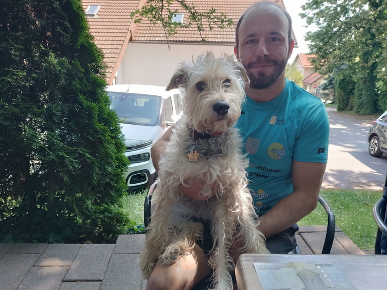 Oliver Tič oziroma Oli Walker s svojo Carlitos, ki ga bo sedaj čakala doma. 