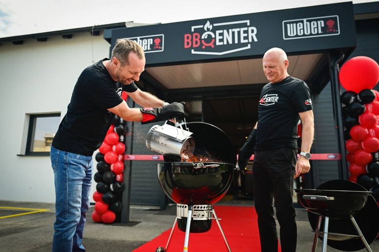 Edi in Matic Stropnik sta prvi BBQ Center v Sloveniji simbolično odprla tako, da sta zakurila žar. 