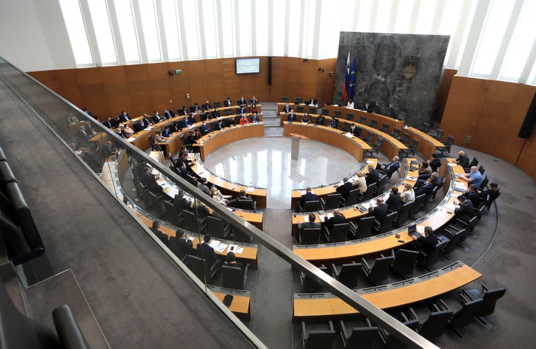 Glavna fotografija članka:Spor med Petrolom in vlado odmeva med poslanci: "Stavka je za delovne ljudi, ne za korporacije pri ustvarjanju dobička"