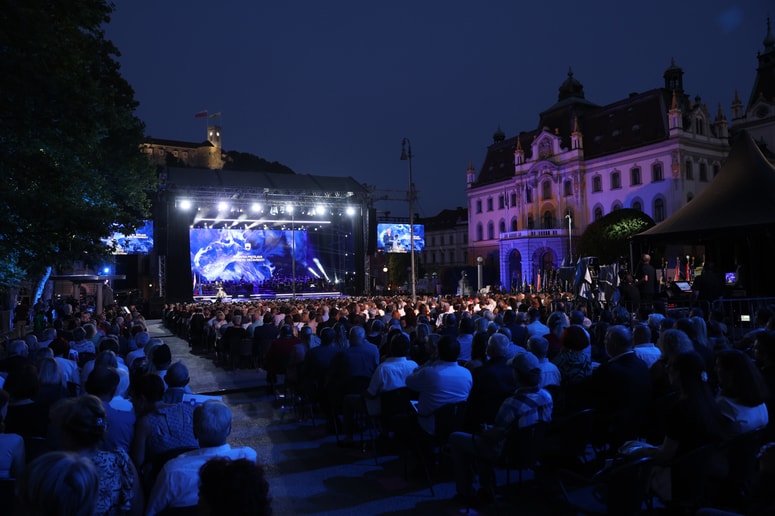 Ena od (pre)številnih proslav v - Ljubljani. 