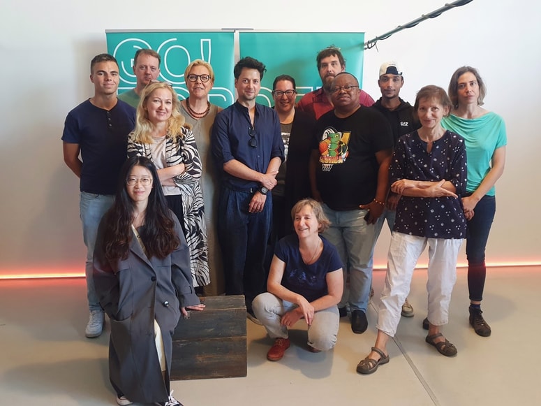 Del ekipe ustvarjalcev projekta Nestalno prebivališče, ki je del uradnega programa GO! 2025 – Evropska prestolnica kulture 