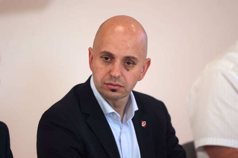 Župan Ribnice Samo Pogorelc je bil napaden na veselici. 