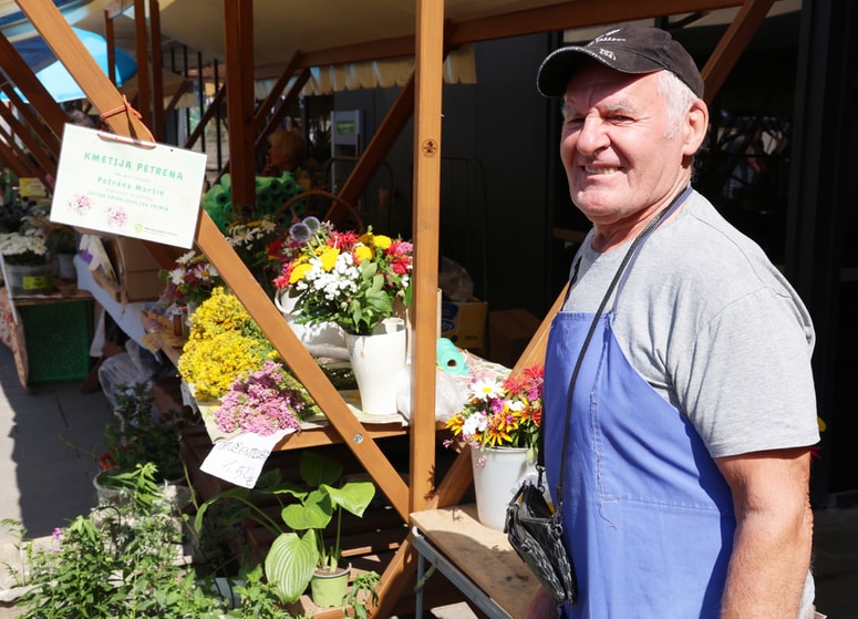 Martin Petrena kupcem z veseljem svetuje, kako in kdaj uporabiti določeno rastlino. 