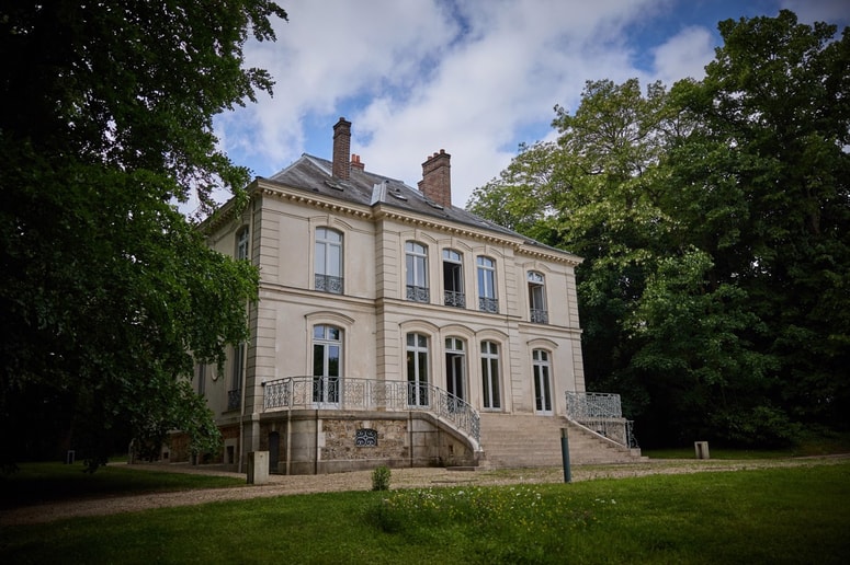 Glavna fotografija članka:(FOTO) Takšno razkošje ponuja Lagerfeldova vila blizu Pariza, za katero je novi kupec odštel 4,7 milijona evrov