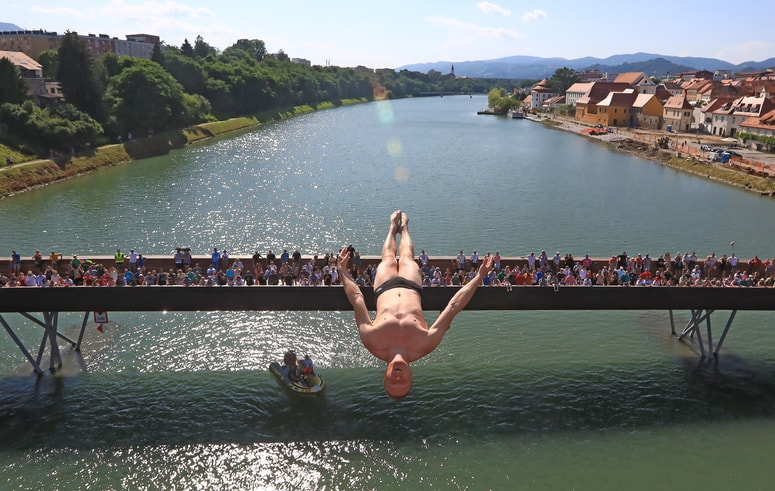 Gledalci si bodo skoke lahko v treh serijah ogledali tudi iz bližnje Splavarske brvi. 