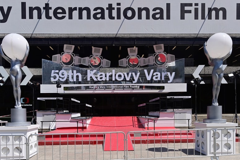 Rdeča preproga v Karlovih Varih je pripravljena na devetdnevni filmski festival. 