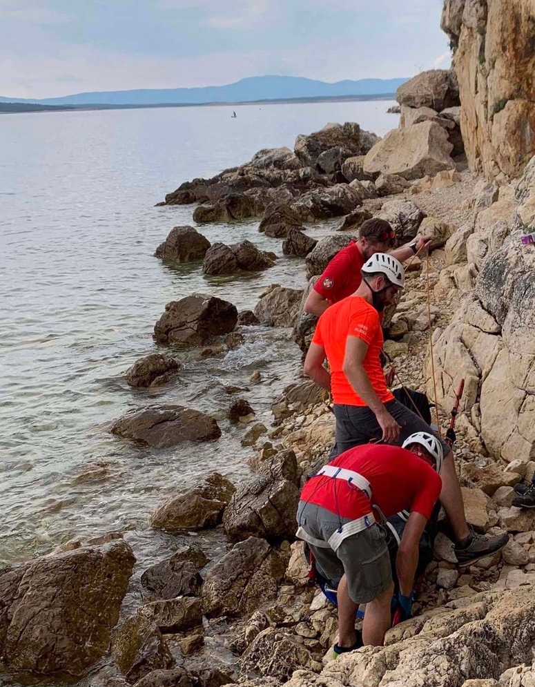 Glavna fotografija članka:Tragedija na hrvaški obali: Moški poskušal priti na samotno plažo in s skal omahnil v smrt