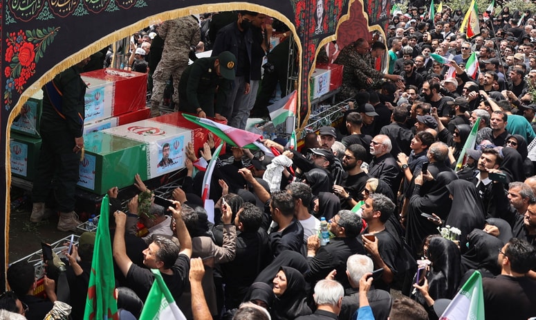 Pogreb jedrskih znanstvenikov in vojaških poveljnikov v Iranu.