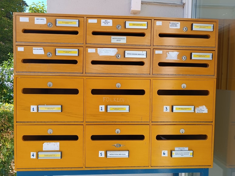 Od 12 ljubiteljskih društev, ki imajo prostore v Celjski kulturnici, sta le dve prejeli sredstva za projekte; zbor Orfej in Škratovo lutkovno gledališče. Še več je društev, ki imajo prostore drugje. Vsa se bodo, če želijo obstati, borila za 50 tisoč evrov občinskih sredstev. 