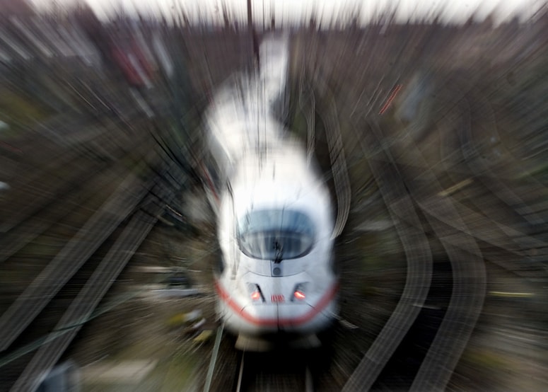 Glavna fotografija članka:Moški na vlaku napadel in poškodoval več oseb