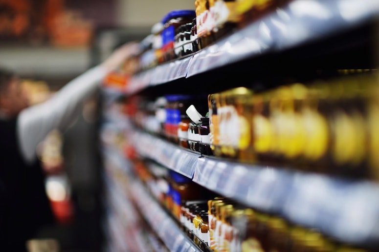 Objave kažejo na vse večje nezadovoljstvo tujih obiskovalcev z rastjo cen v priljubljenih turističnih krajih.