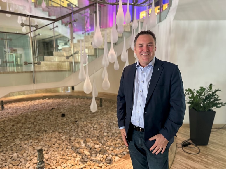 Craig Jones: "Umetna inteligenca omogoča hitrejše iskanje ranljivosti v sistemih, avtomatizacijo napadov in celo ustvarjanje prepričljivih prevar."

