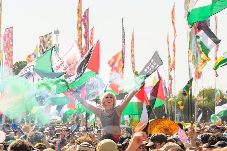 Na Glastonburyju so letos prevladovale palestinske zastave. 