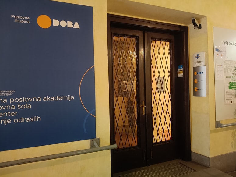 Fakulteta Doba je po podatkih Nakvisa trenutno edina od zasebnih visokošolskih ustanov, ki ima akreditiran podiplomski študij psihologije. 