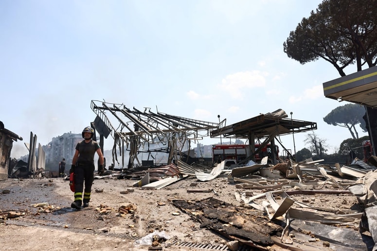 Glavna fotografija članka:(FOTO) 45 poškodovanih v eksploziji na bencinski črpalki v Rimu