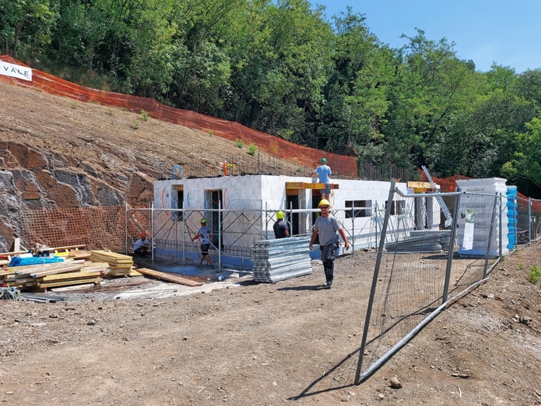 Prvotni projekt hiš za mlade je sicer predvidel, da bodo mladi hiše kupili, zdaj pa jih bo občinski stanovanjski sklad oddajal v desetletni najem.