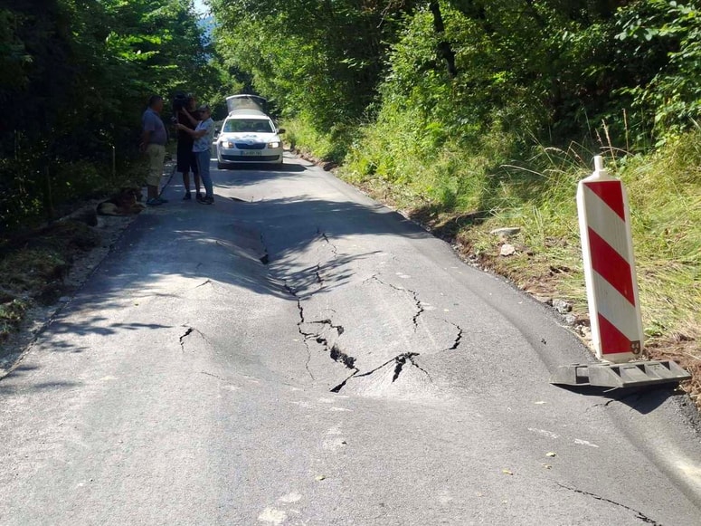 Nekaj cest je neurje tako uničilo, da jih bodo najverjetneje morali zapreti, domneva župan Vitanja Andraž  Pogorevc. 