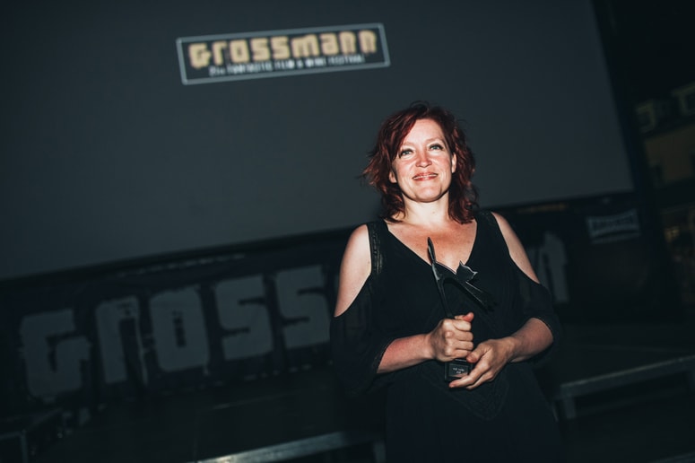 Tallulah H. Schwab s hudim mačkom, glavno nagrado letošnjega  Grossmannovega festivala 