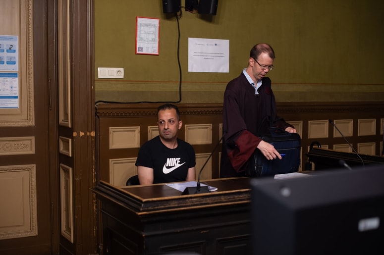 Obtoženi državljan Iraka Rašid Aziz, ki se na sodišču zagovarja ob pomoči odvetnika Žige Podobnika in sodnega prevajalca, zanika očitke tožilstva, da bi bil v svoji domovini pripadnik teroristične skupine ISIS. 