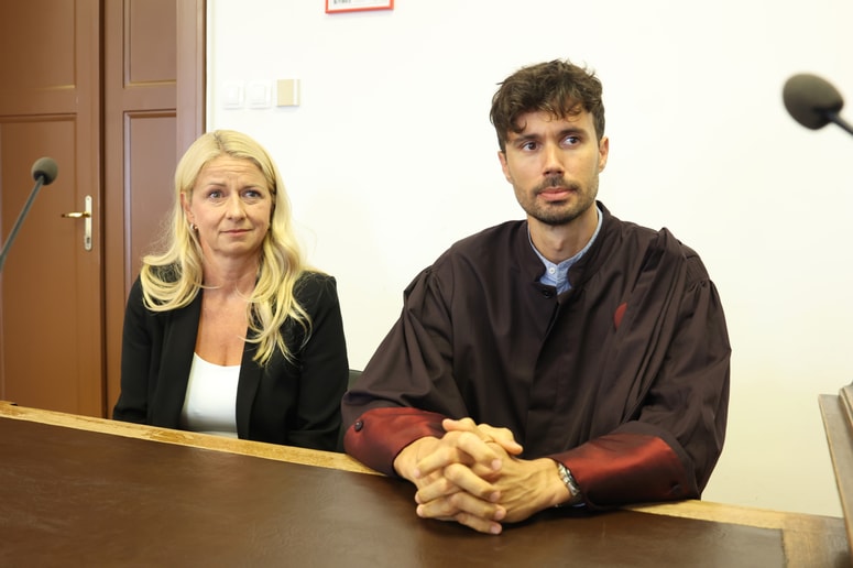 Obtožena Klavdija Perger je na sodišče prišla skupaj z odvetnikom dr. Miho Šośićem iz Maribora. 