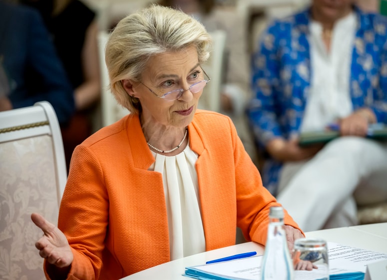 Ursula von der Leyen je podpisnike predloga označila za teoretike zarot in podpornike ruskega predsednika Vladimirja Putina.