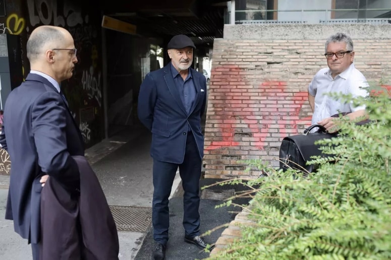 Matjaž Tribušon (v sredini) skupaj z odvetnikoma Primožem Cegnarjem in Jožefom Klavdijem Novakom, ki sta ga zastopala na delovnem sodišču. 