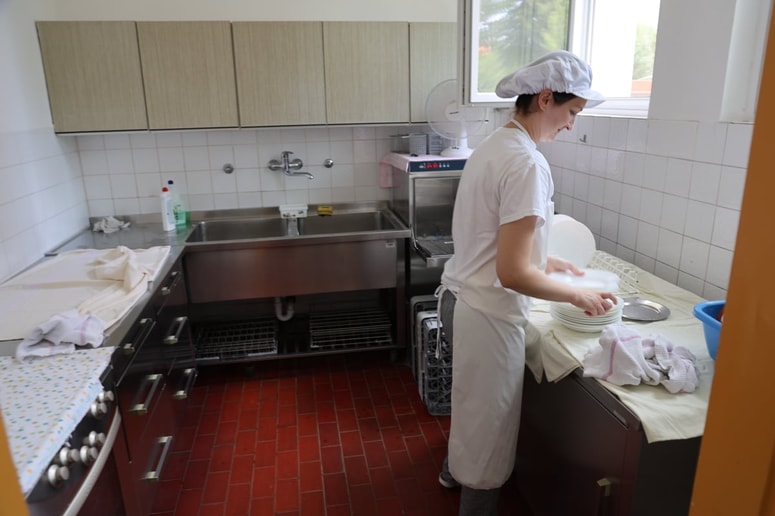 Razdelilna kuhinja na Smoletovi ulici bo med prvimi prostori, ki jih bodo prenovili.