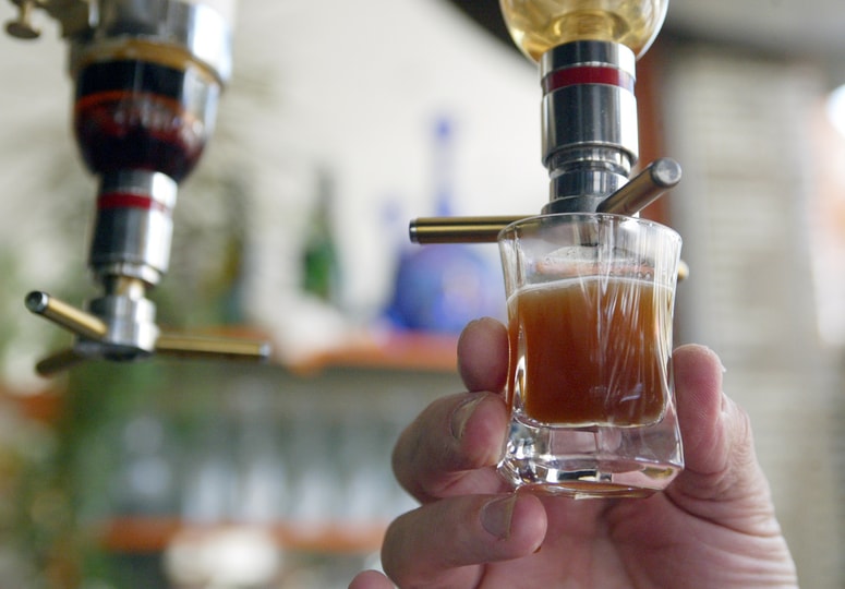 Glavna fotografija članka:Carinska uprava na dražbo z 2000 litri zaseženega žganja: Cena konkurenčna, a so postavili tudi pogoje