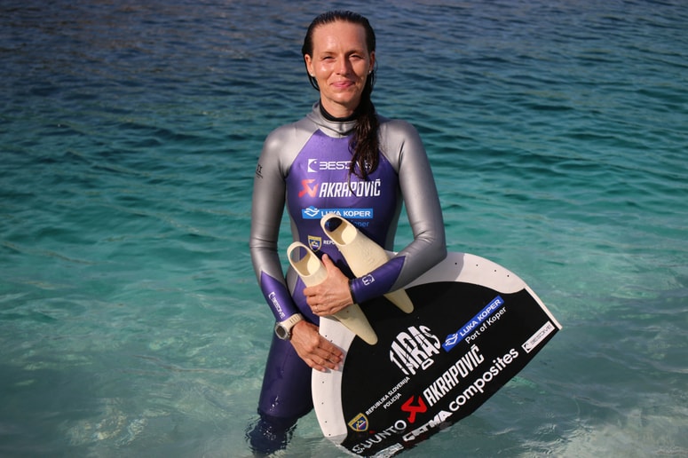 Glavna fotografija članka:Potapljačica Alenka Artnik Burghadt z novim svetovnim rekordom. Kako globoko se je potopila tokrat?