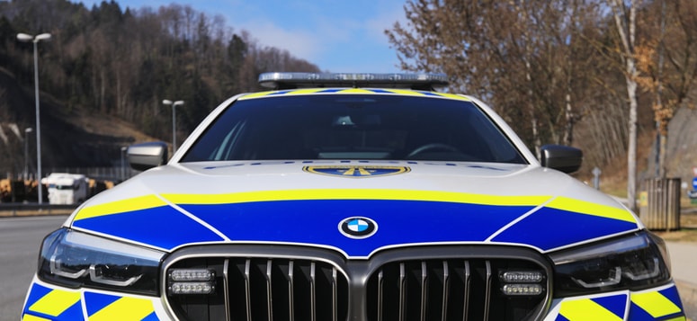 Glavna fotografija članka:Turški voznik na primorski avtocesti bežal pred policisti, nato z osebnim vozilom trčil v policijsko