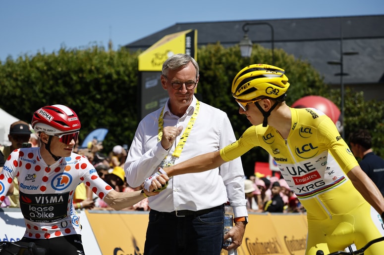 Tadej Pogačar in danski kolesar Jonas Vingegaard na startu 6. etape, ki jo je Pogačar začel v rumeni majici.