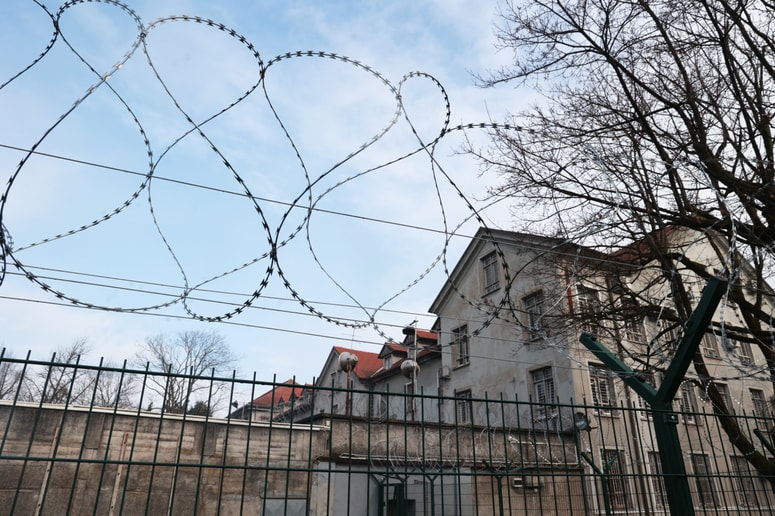 Zavod za prestajanje kazni zapora Ljubljana je bil sredi junija 167,41-odstotno zaseden, Zavod za prestajanje kazni zapora Dob 130,13-odstotno, Zavod za prestajanje kazni zapora Maribor 135,71-odstotno, Zavod za prestajanje mladoletniškega zapora in kazni zapora Celje 140,21-odstotno ...